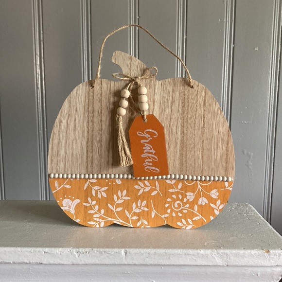 🆕Wooden Pumpkin Sign w/GRATEFUL Tag w/ Orange & White Painted Floral Design - Picture 11 of 11